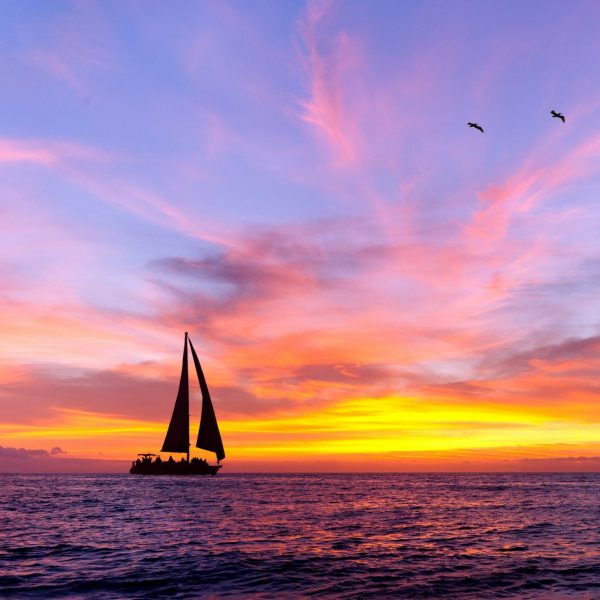 Ocean,Sunset,Sailboat,Silhouette,Is,Sailboat,Sailing,Along,The,Ocean