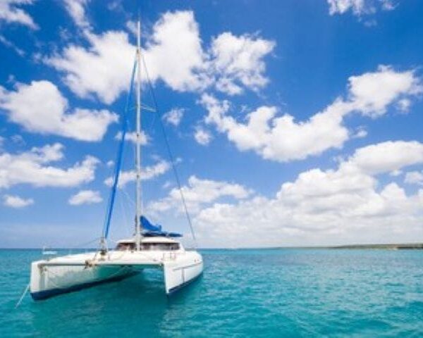 sailing-catamaran-in-hawaii